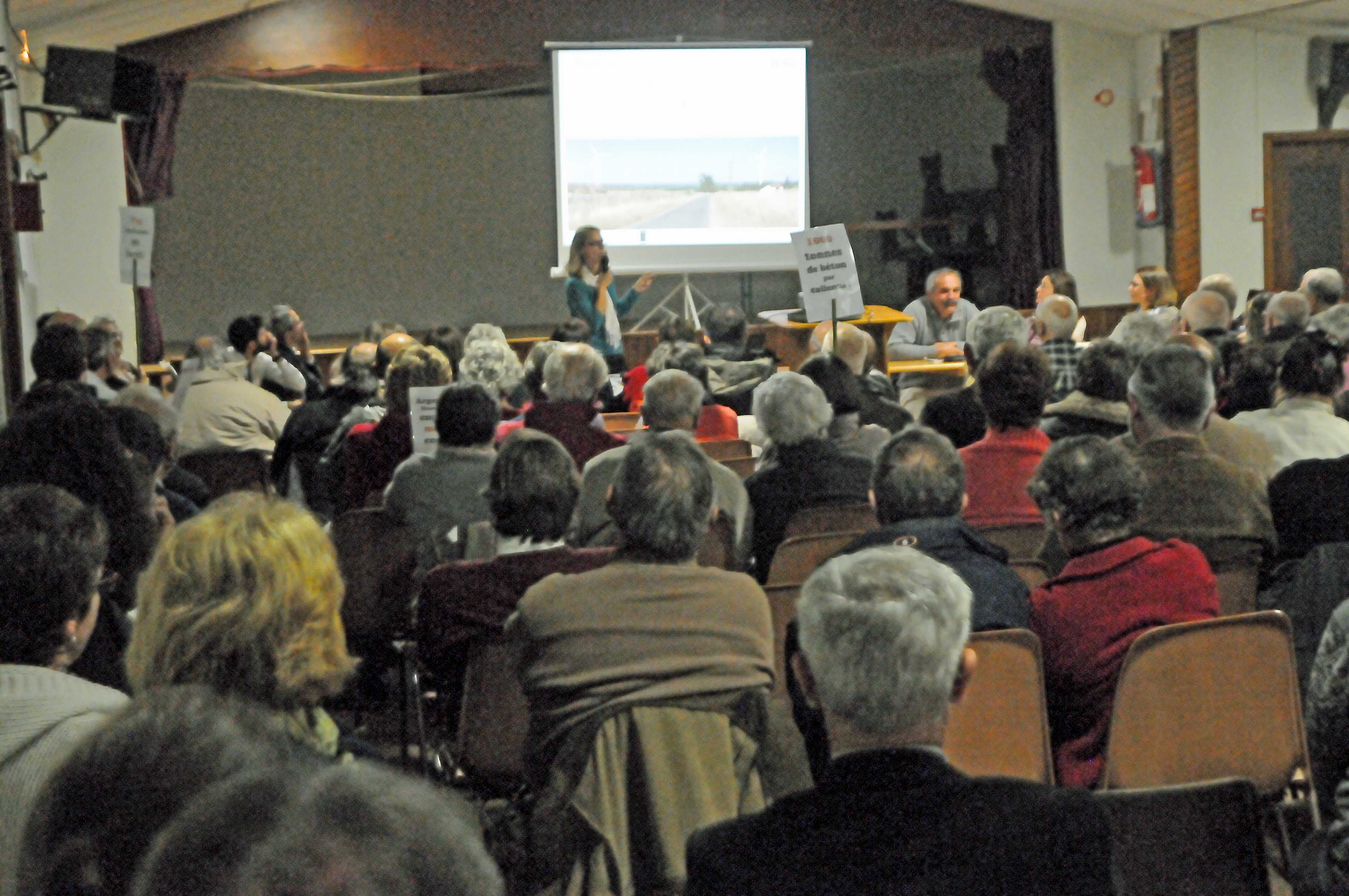 Photo prise lors de la réunion publique de Parcoul le 6 novembre 2014 montrant le maire de Parcoul face au public aux côtés de l’équipe d’Abo Wind